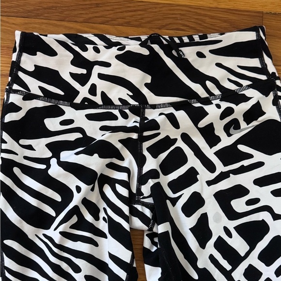 NIKE DriFit Black and White Women's Leggings - Picture 8 of 11